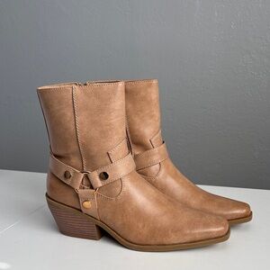 Chic Tan Ankle Boots